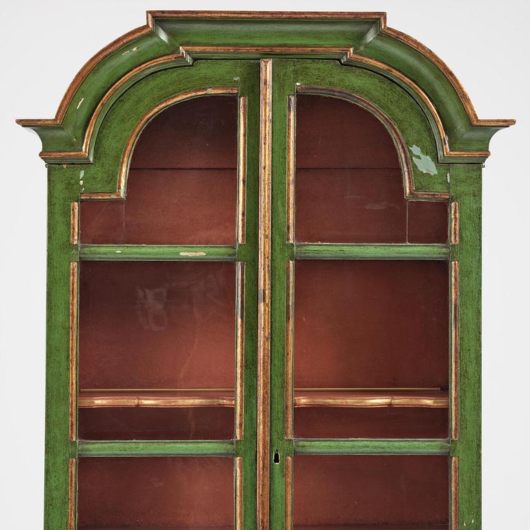 Vitrinskåp, Sverige, 1700-talets andra hälft, Rokoko.