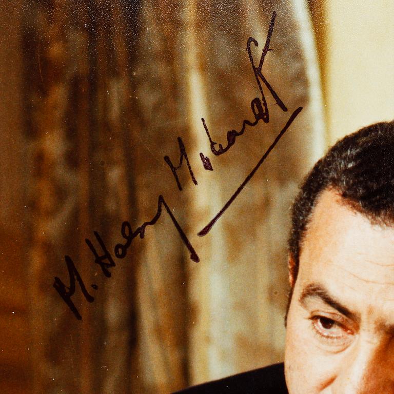 EGYPTISKA PRESIDENTERS AUTOGRAFER, 2 st, Anwar Sadat resp Hosni Mubarak, egenhändiga, dat 1979 resp 1994.