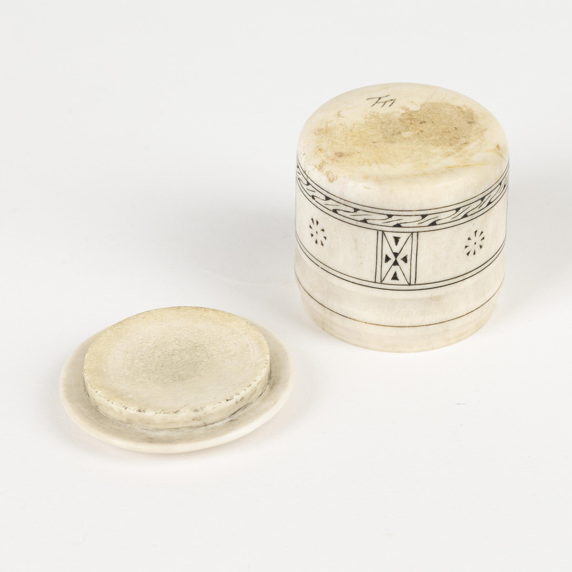 A small horn box with lid by Thomas Marainen, signed.