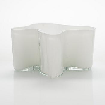 Alvar Aalto, a '3031' vase signed Alvar Aalto.