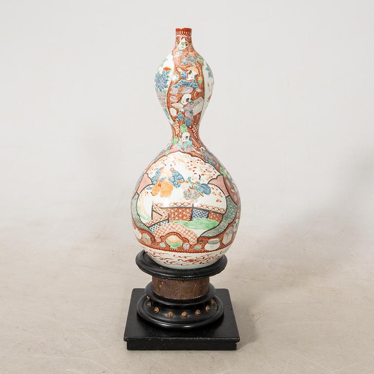 Vase Japan, late 19th century porcelain.