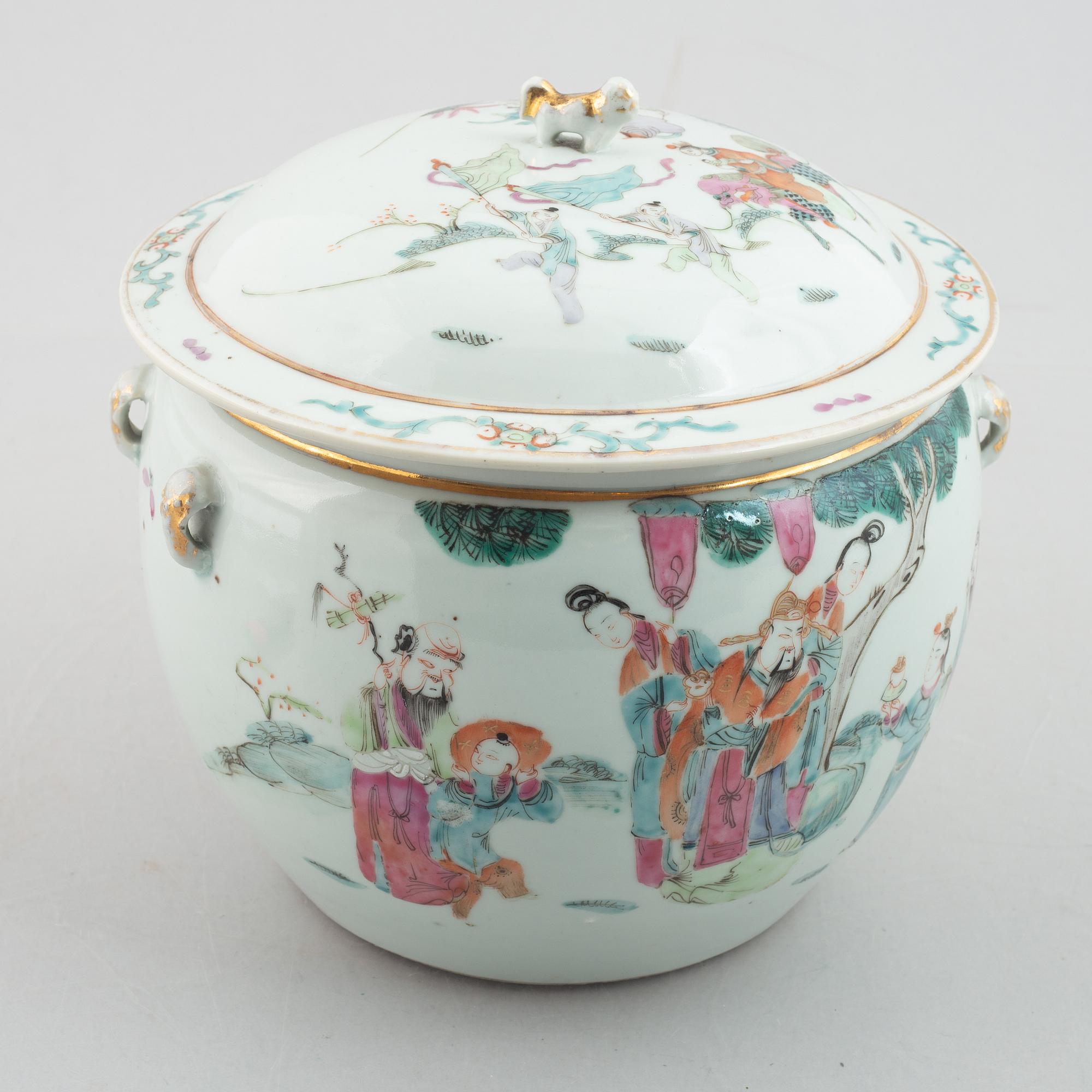 A famille rose tureen with cover, late Qing dynasty.