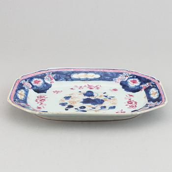 Serveringsfat, kompaniporslin. Qingdynastin, Qianlong (1736-95).