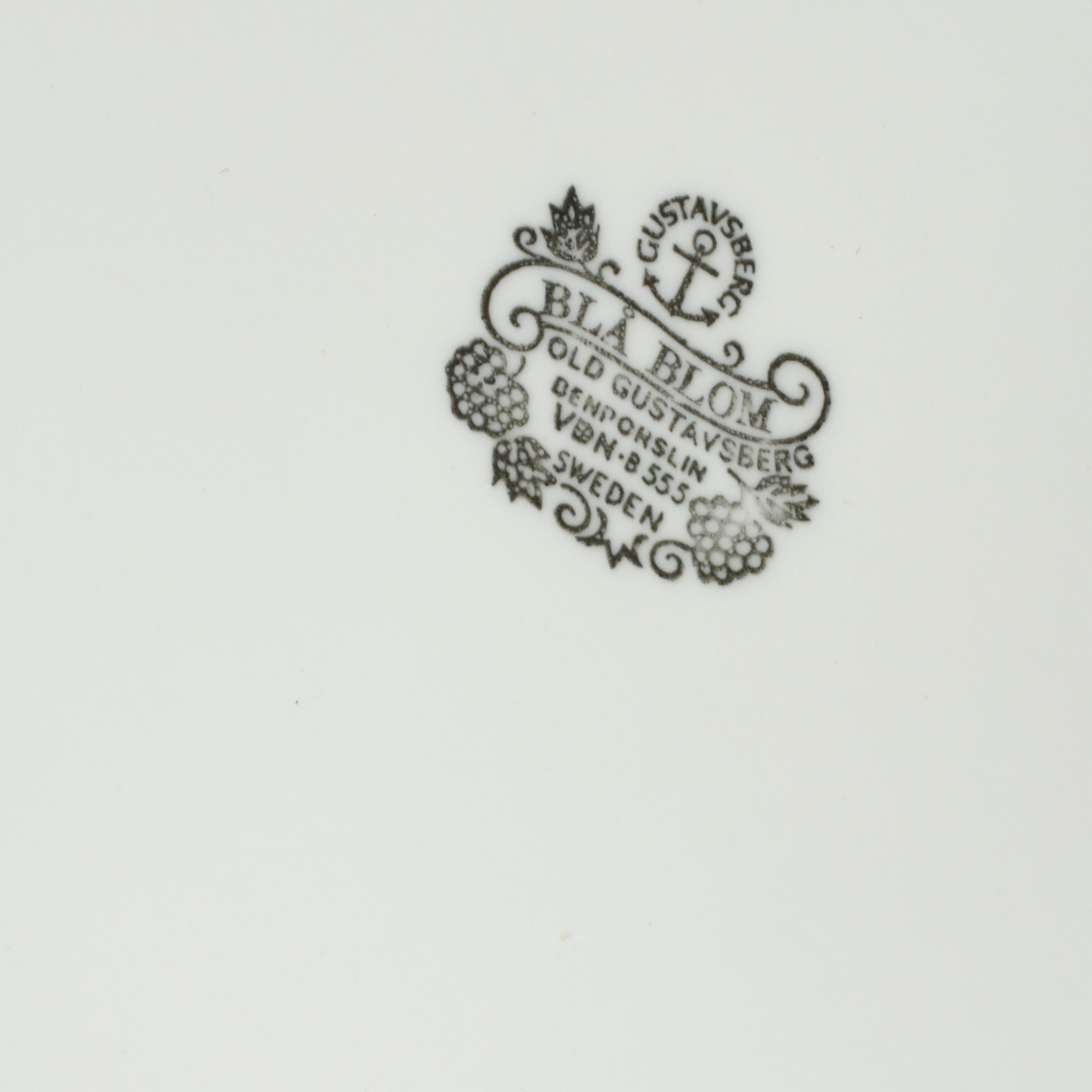 SERVISDELAR, 37 st, porslin, "Blå blom", Gustavsberg, 1900-talets andra hälft.