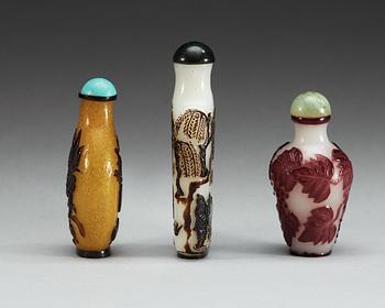 A set of three overlay glass snuff bottles, Qing dynasty.