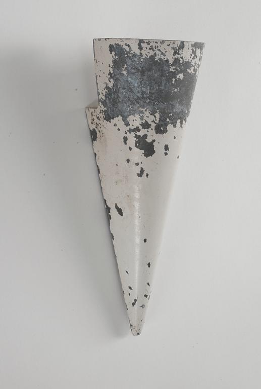 A set of 5+1 Alvar Aalto white lacquered metal wall lights for the Paimio Sanatorium, Taito Oy, Finland circa 1933.