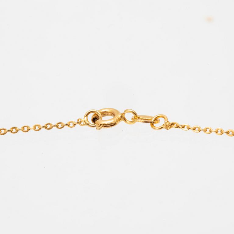 An 18K gold necklace.