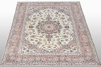 A carpet, Kashan, ca 295 x 195 cm.