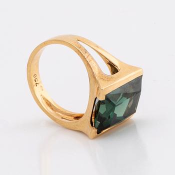 RING 18K gold synthetic spinel approx 14 x 10 mm, total weight 4,9 g.