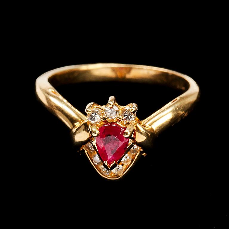 RING, 18k guld med rubin och 9 briljantslipade diamanter. Vikt 3 g.