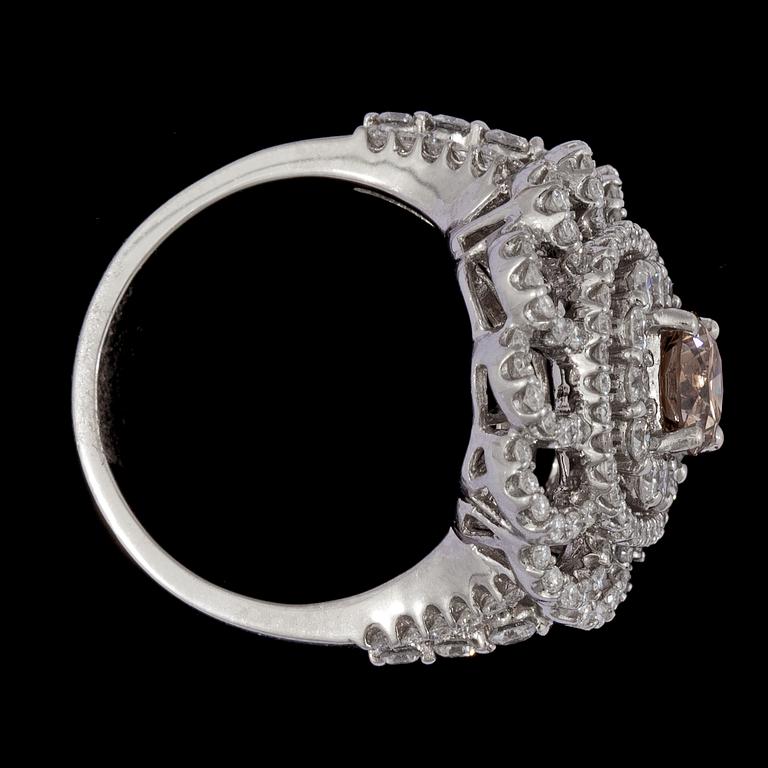A cognacscoloured brilliant cut diamond ring, 0.85 cts.