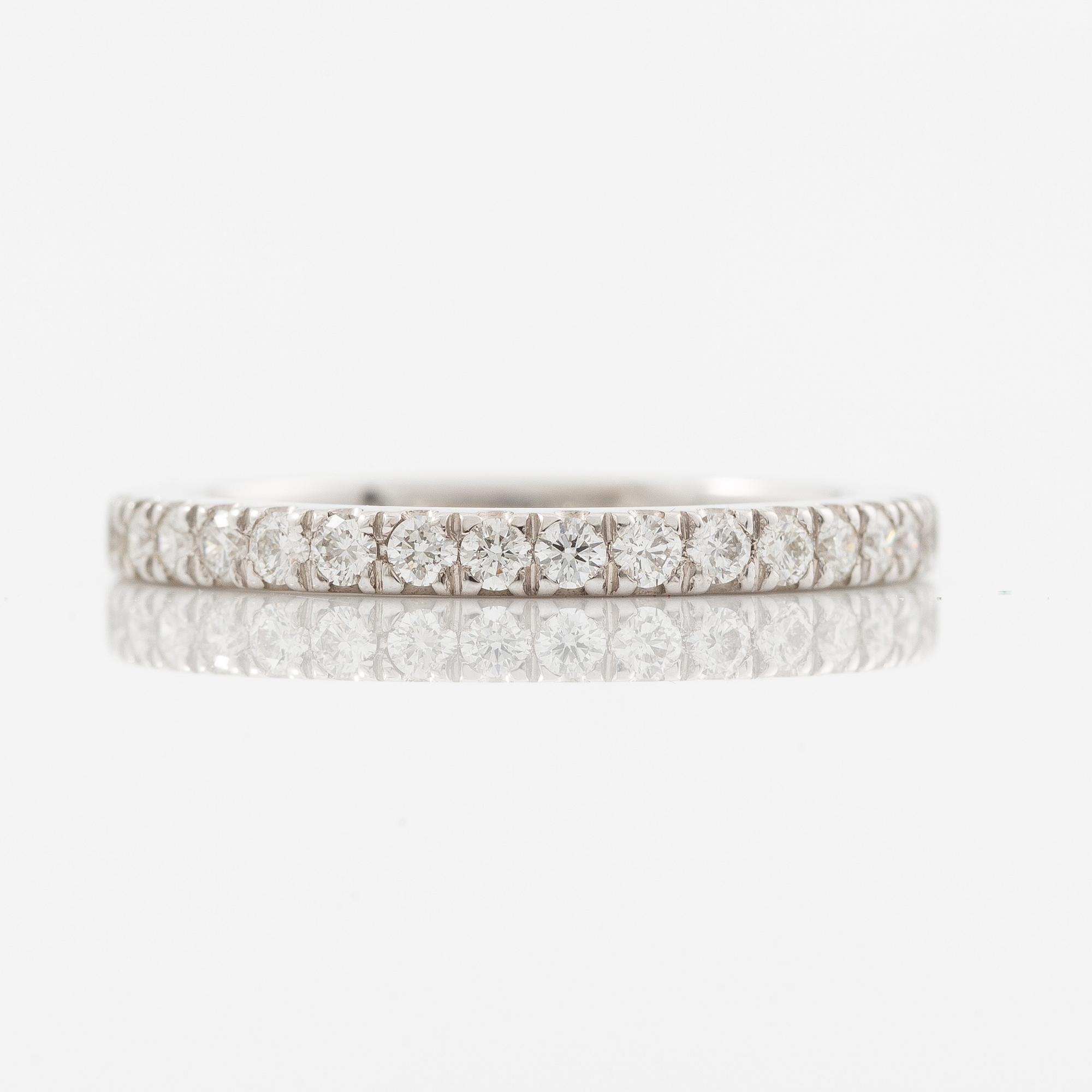 Alliance ring in 18K white gold set with brilliant-cut diamonds.