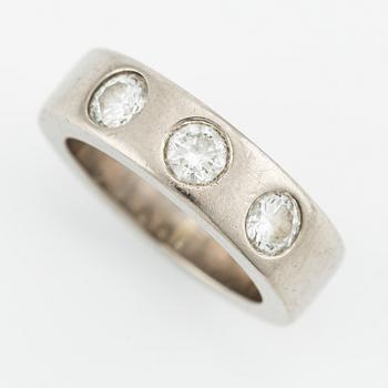 Ring, 18K vitguld, halvallians med tre briljantslipade diamanter, totalt 0,95 ct.