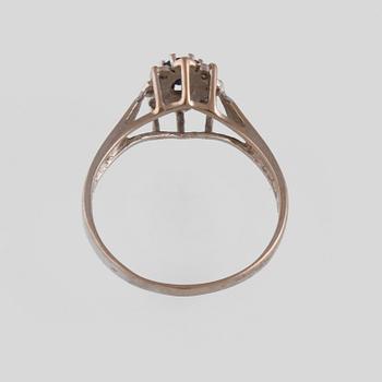 RING, 18K vitguld med fasettslipad blå safir samt 8 små åttkantslipade diamanter, kattfotstämplad. Vikt 3,5 gram.