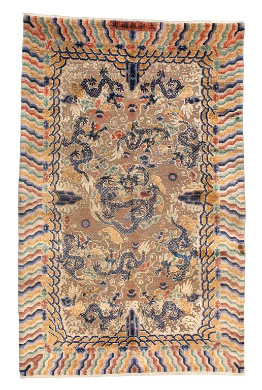 CARPET. Antique silk China relief. 256,5 x 158 cm. Late Qing dynasty (1644–1911).