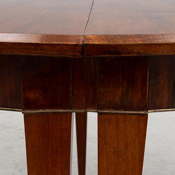 A dining table, 19th century.