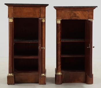 POTTSKÅP, ett par, empire, 1800-talets början.