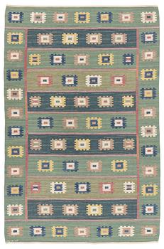 423. Märta Måås-Fjetterström, a carpet, "Grön äng", flat weave, ca 306 x 201 cm, signed AB MMF.