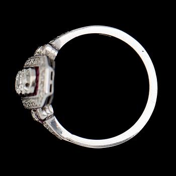 RING, 18K vitguld, art déco, diamanter och rubiner. Vikt ca 5 g.