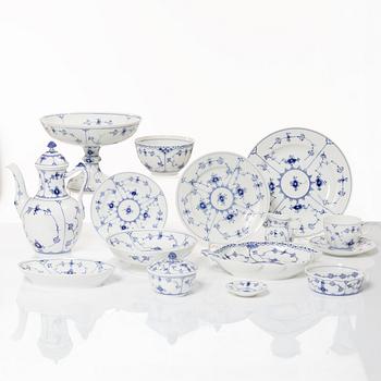 Royal Copenhagen, servisdelar, 56 delar, porslin, "Musselmalet", Danmark.