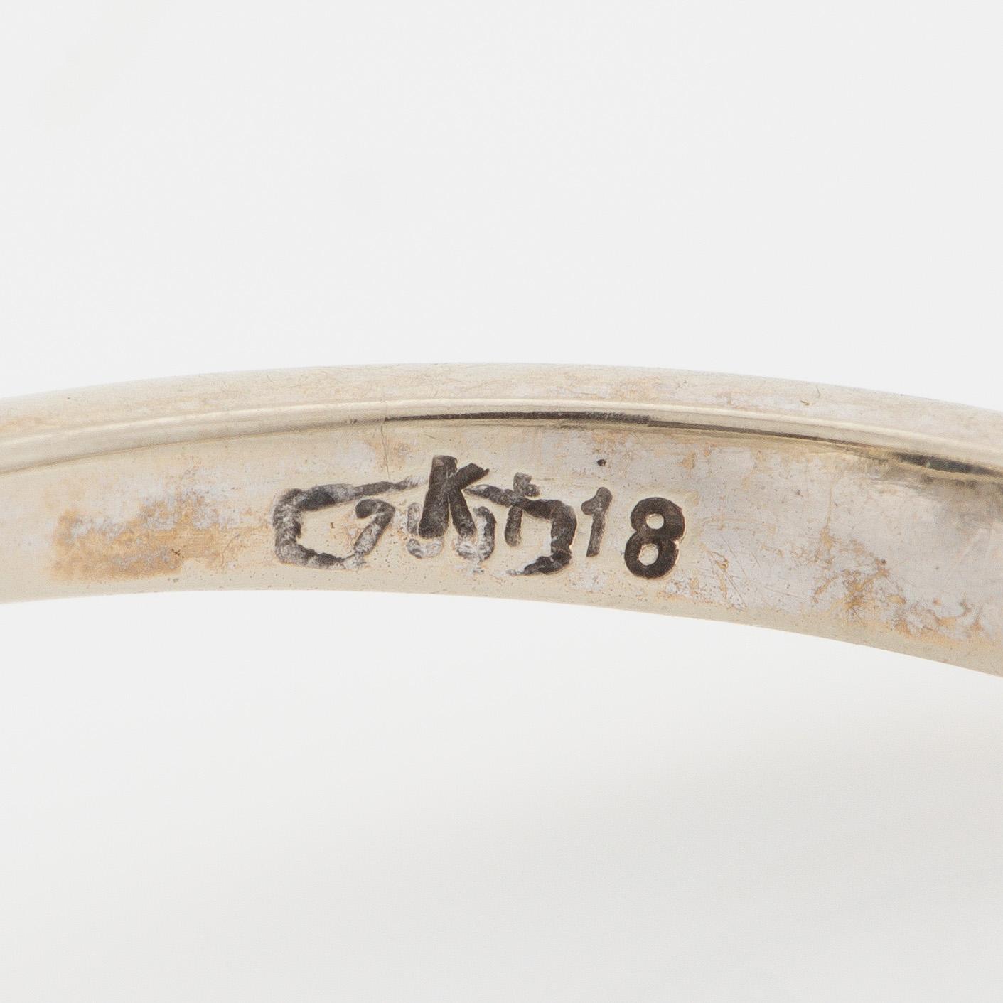 Ring, carmosé, 18K vitguld med mörk safir och briljantslipade diamanter.