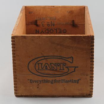 FÖRVARINGSLÅDA, trä, daterad 1955.