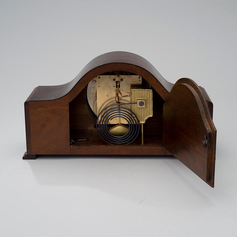 A GERMAN MANTEL CLOCK MAUTHE.