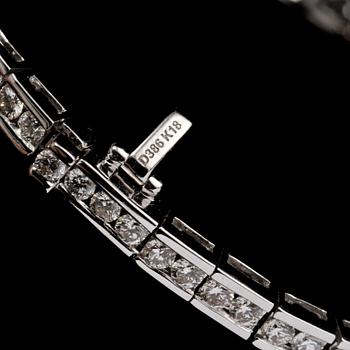 ARMBAND, 18k vitguld med 74 briljantslipade diamanter, totalt 3.86 ct. Vikt 17 g.