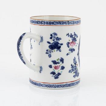 Mugg, porslin. Qingdynastin, Qianlong (1736-95).
