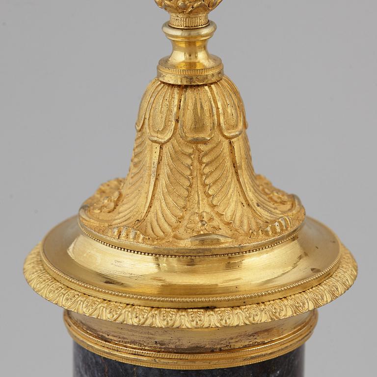 KANDELABRAR, ett par, förgylld brons och marmor, 1800-talets första hälft.