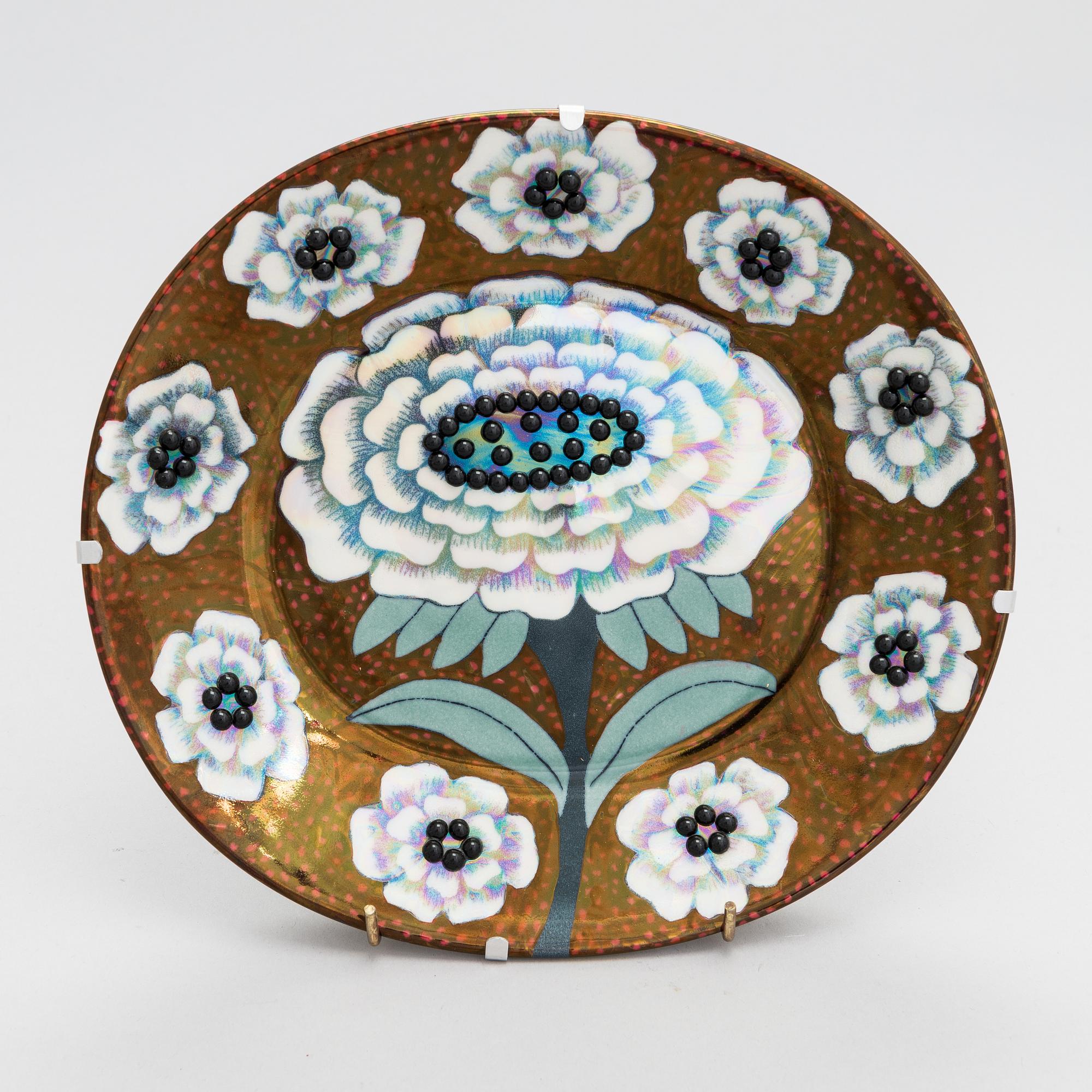 Birger Kaipiainen,  A ceramic Fiori dish, marked "Birger Kaipiainen, Arabia art made in Finland 1983", nr 1892/2000.