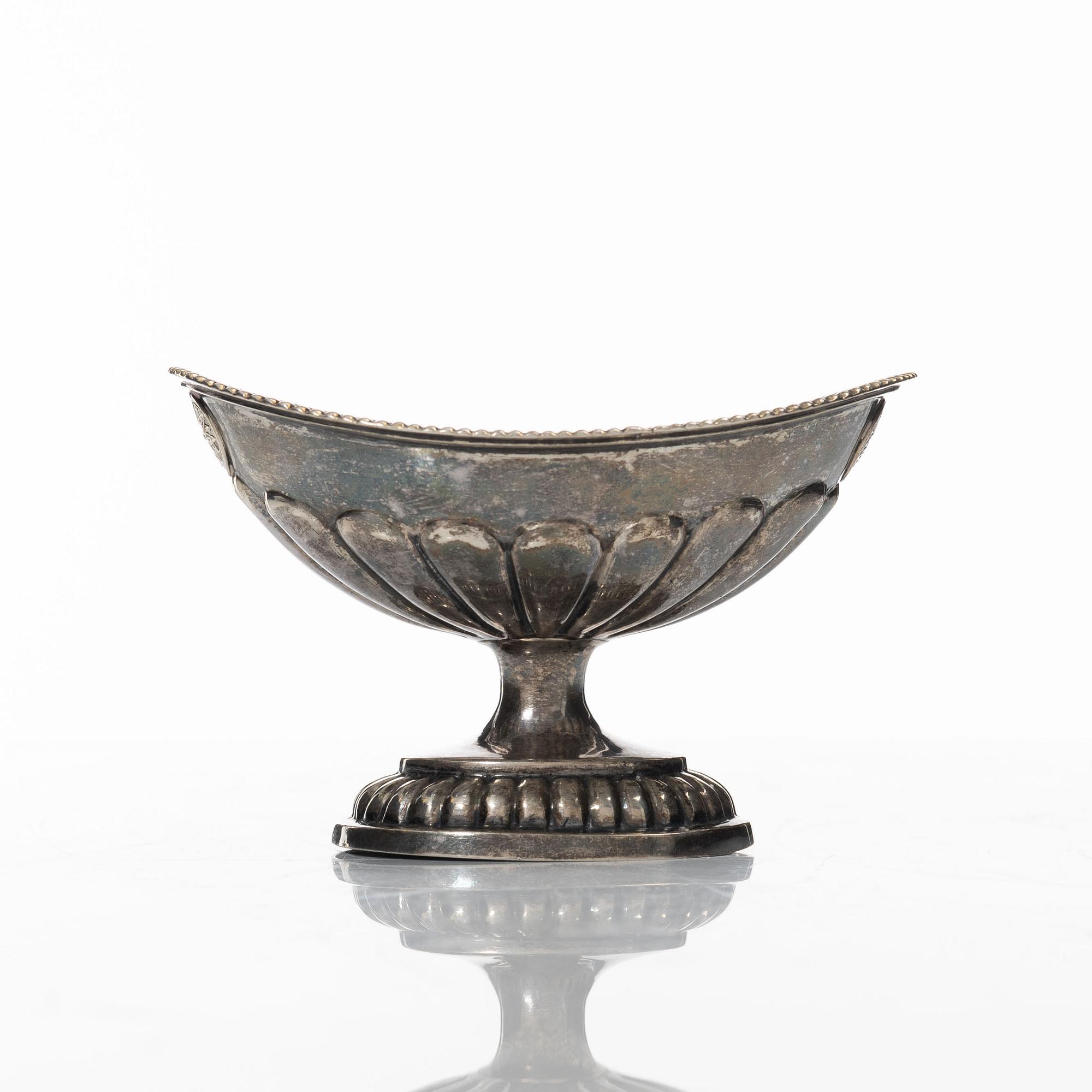 A parcel-gilt silver salt cellar, S:t Petersburg 1826.