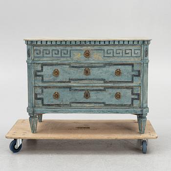 Chest of drawers, Gustavian style, first half of the 20th century.