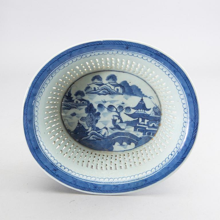 CHESTNUT BASKET, Porcelain, Qing dynasty, Jiaqing (1796-1820).