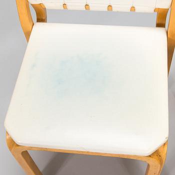 Alvar Aalto, a pair of 1960/1970s '612' chairs for Artek.