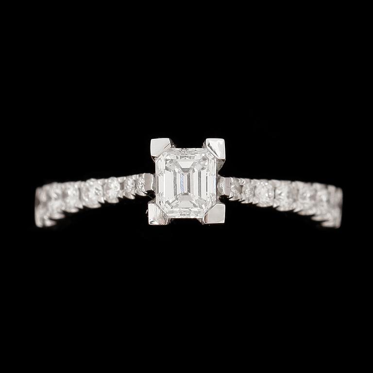 RING, 18k guld med smaragdslipad diamant ca 0,44ct samt 14 st briljantslipade diamanter tot. ca 0,26ct. Vikt ca 3,01gram.