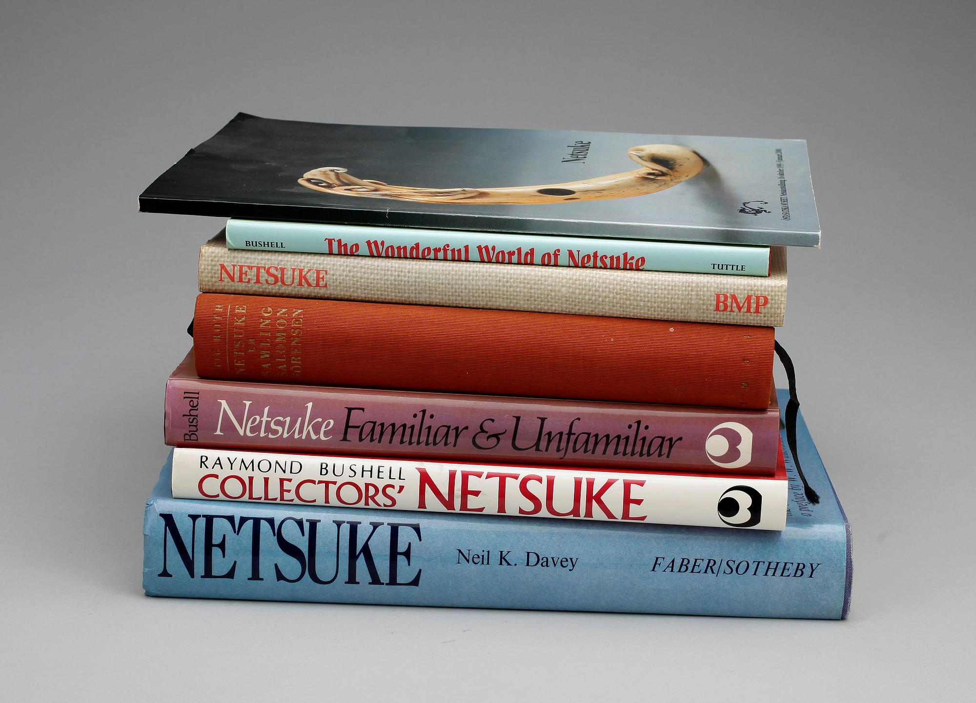 PARTI NETSUKELITTERATUR, 7 delar, bl a "Collectors Netsuke", Raymond Bushell, Japan 1982.