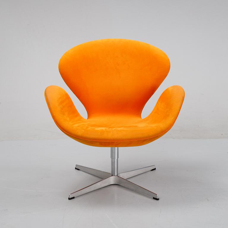Arne Jacobsen, fåtölj, "Svanen", Fritz Hansen, Danmark, daterad 2005.