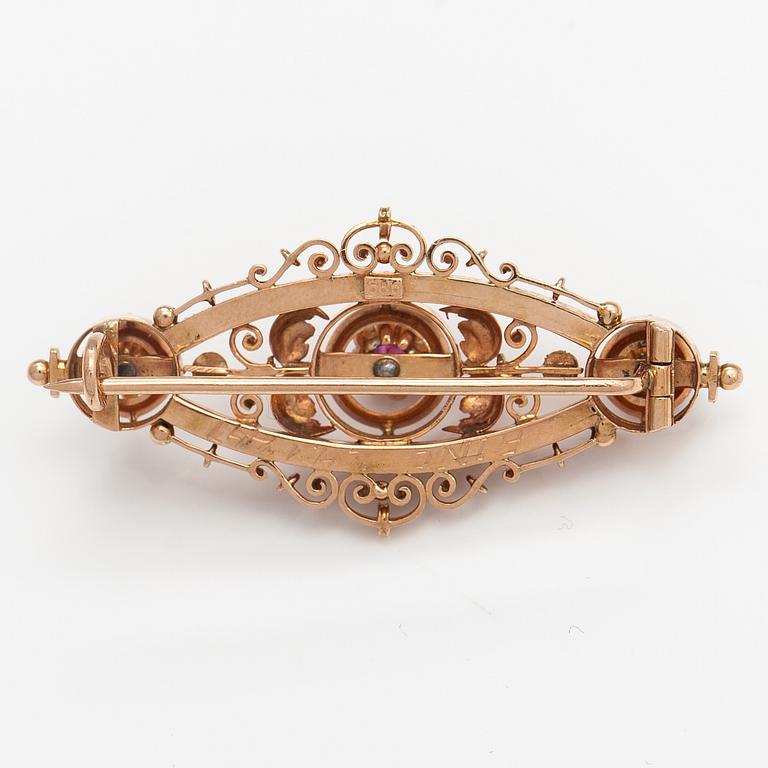 A 14K gold brooch with a ruby and half pearls. 1940's.