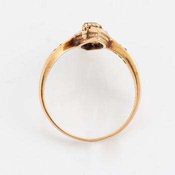 Ring, 18K guld, navettformad med gammalslipade diamanter.