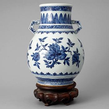 493. A blue and white pomegranate vase, Qing dynasty, 19th Century.