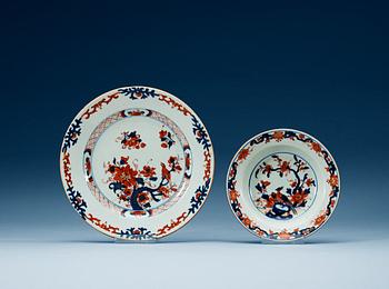 1521. A set of 10 imari dinner plates and five dessert dishes, Qing dynasty, early 18th Century.