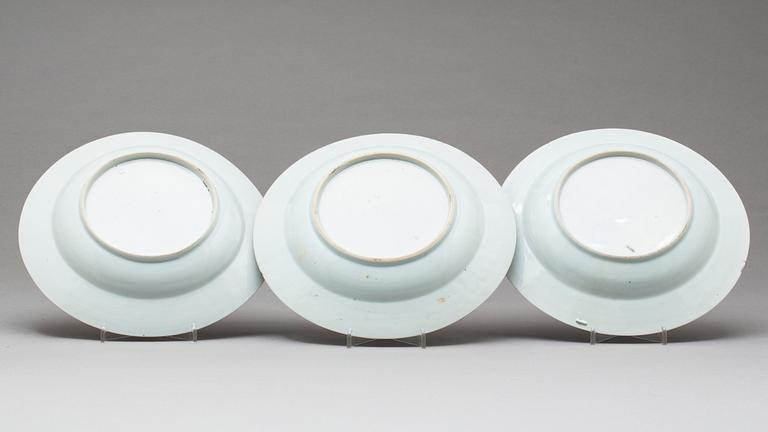 TALLRIKAR, djupa, 3 st, Kina Qianlong (1736-1795), porslin.