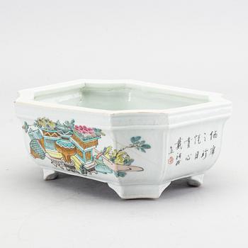 A Chinese late 19th century porcelain bowl.