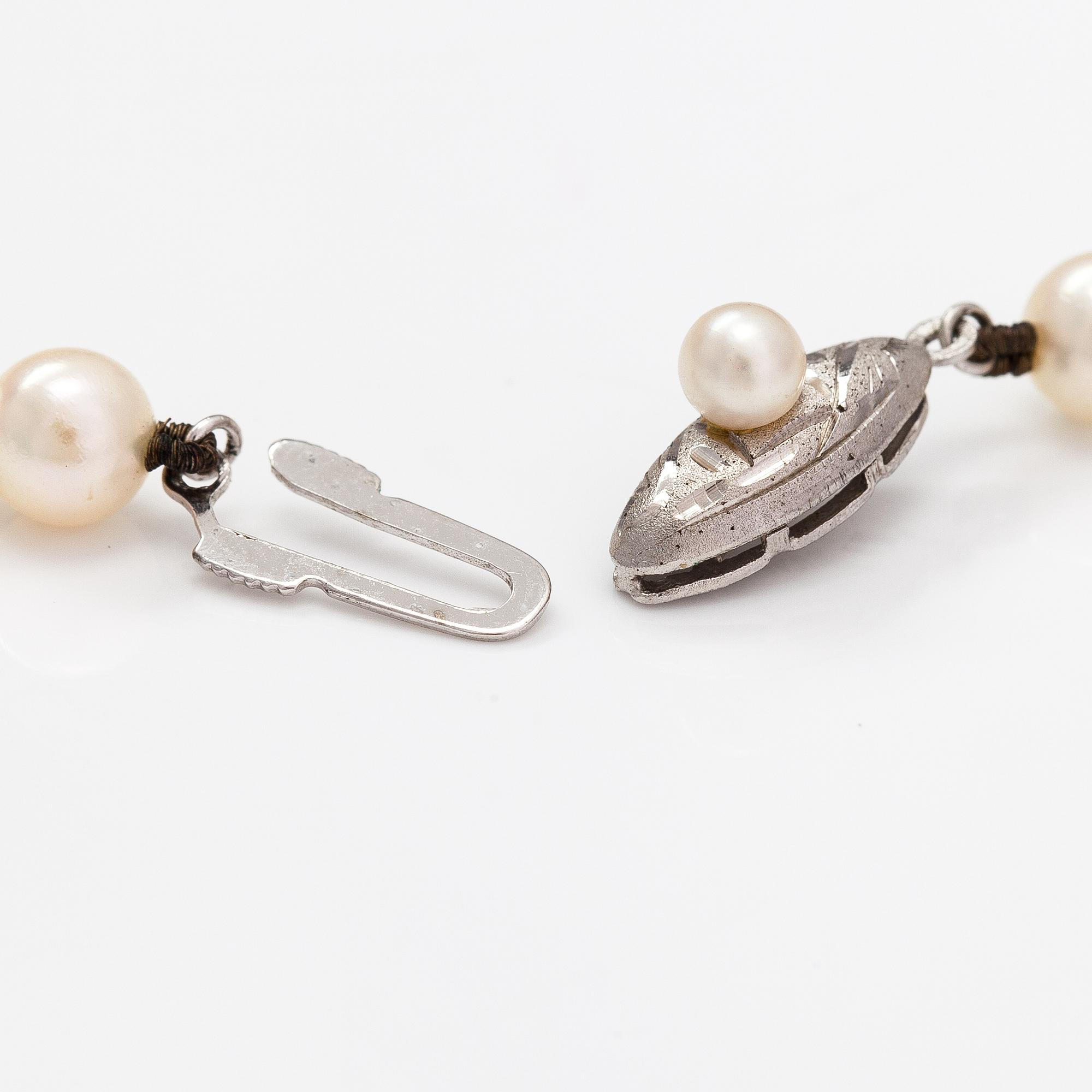 A pearl collier with cultured pearls and a silver clasp.