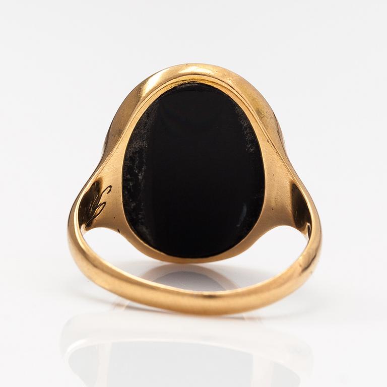 A signet ring, Wasastjerna family crest, 18K gold, sardonyx. Oskar Lindroos, Helsinki 1929.