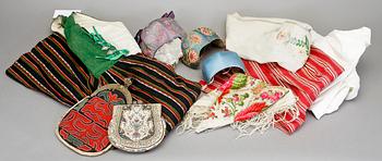 PARTI DRÄKTDELAR, ca 10 delar. 1800/1900-tal.