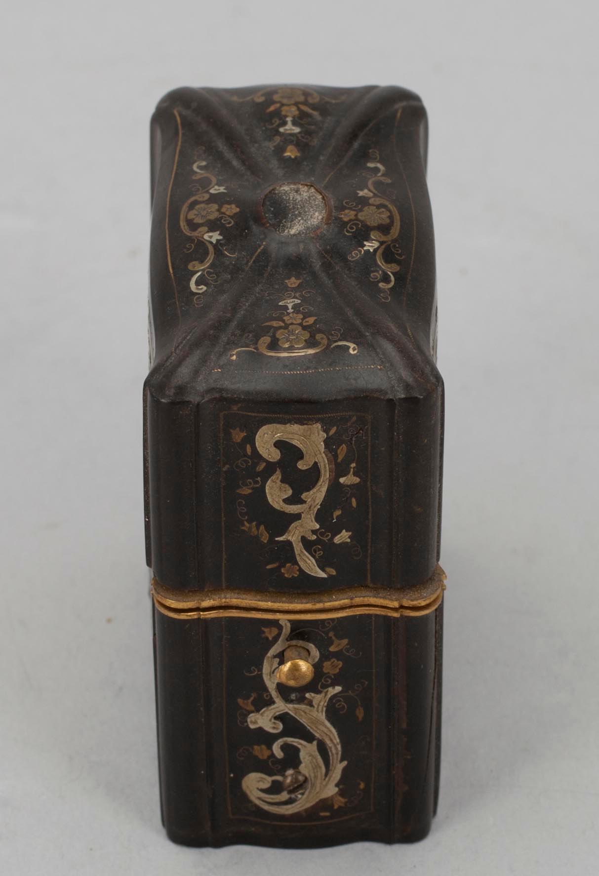 OMPELURASIA, kilpikonnankuorta ja kullattuja metalliosia, 1800-luku.