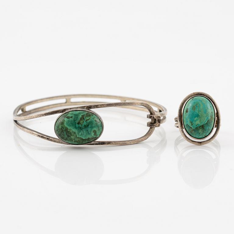 Armring samt ring, silver med cabochonslipade stenar.