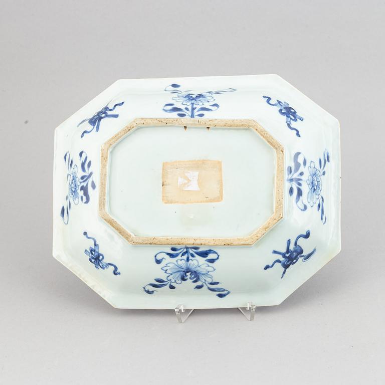 A blue and white tureen stand,Qing dynasty, Qianlong (1736-95).